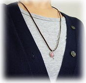円桜ネックレス　ピンクオパール8×10㎜の楕円　革紐ロングネックレス着用画像