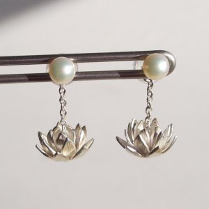 一粒淡水パールピアス×睡蓮チャーム